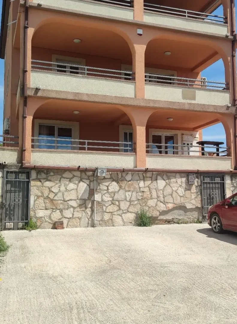 Izdavanje, dvosoban stan, 54m², Krimovica, Kotor