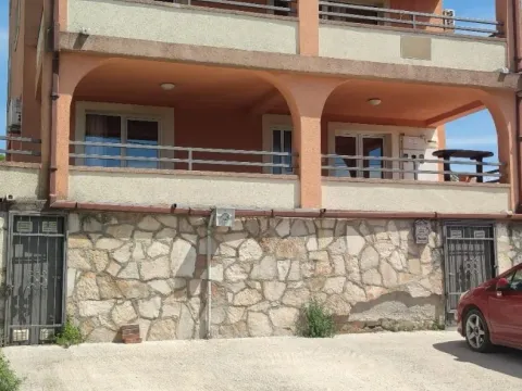 Izdavanje, dvosoban stan, 54m², Krimovica, Kotor - image 1