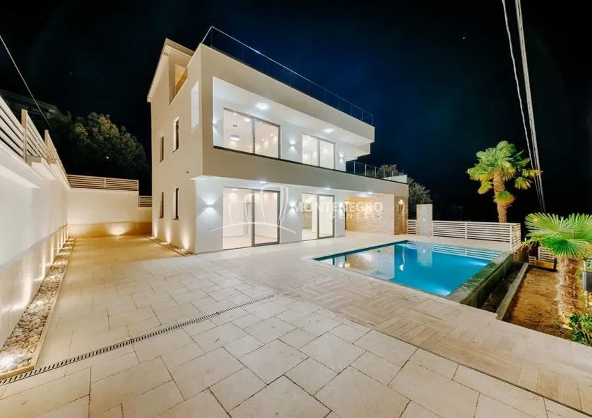 Prodaja, kuća, 365m², Centar, Bar
