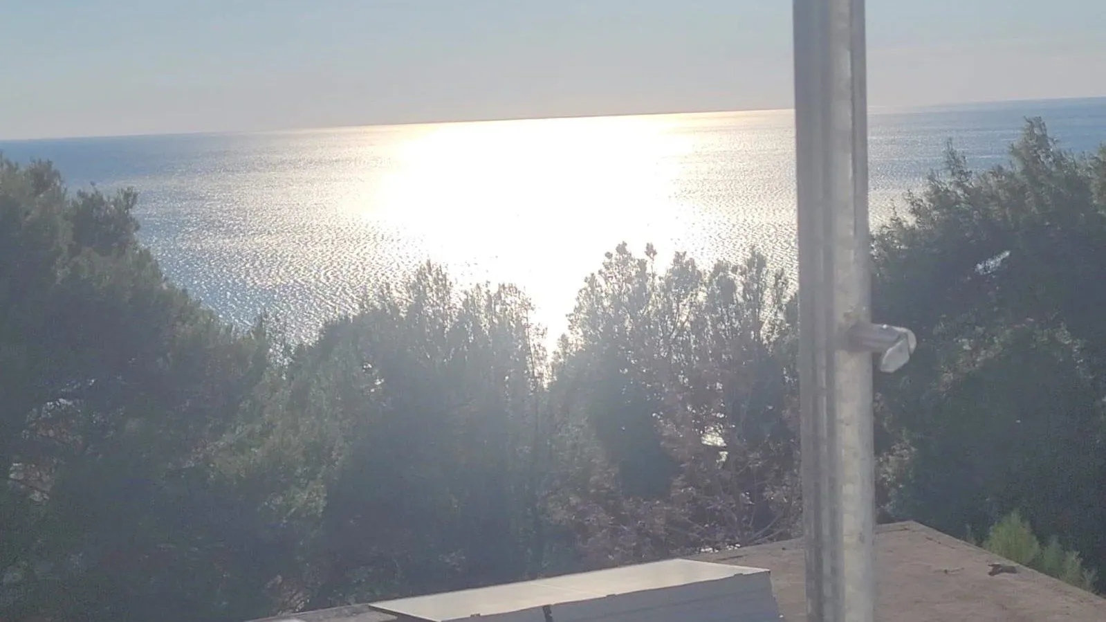 Pogled na more i šumu sa terase nekretnine.