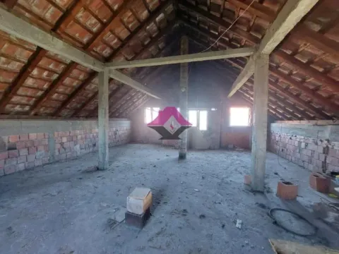 Neuređeno potkrovlje u izgradnji sa betonskim stubovima i vidljivom krovnom konstrukcijom. - image 17