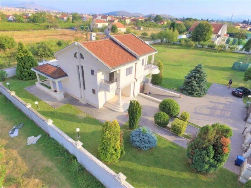 Prodaja, kuća, 320m², Tološi, Podgorica