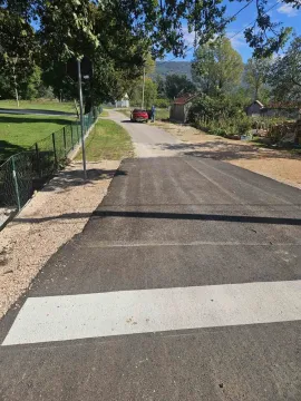 Asfaltirani prilazni put do imanja okruženog zelenilom. - image 10