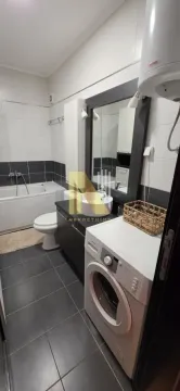 Kupatilo opremljeno kadom, umivaonikom, WC šoljom i veš mašinom. - image 11