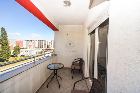 Natkriveni balkon sa garniturom za sjedenje i pogledom na okolinu. - image 9