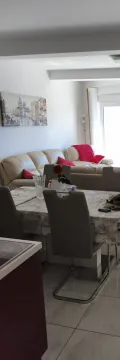 Dnevna soba sa trpezarijom i garniturom za sjedenje. - image 4