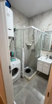 Manje kupatilo sa tuš kabinom, umivaonikom i veš mašinom. - image 6