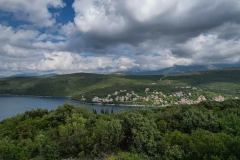 Pogled sa imanja na more, obalu i naselje okruženo brdima. - image 3