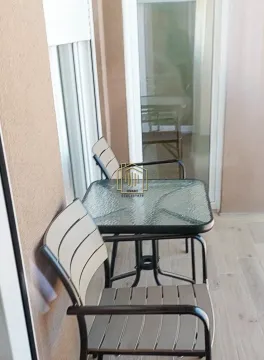 Manja terasa sa garniturom za sjedenje i staklenim stolom. - image 9