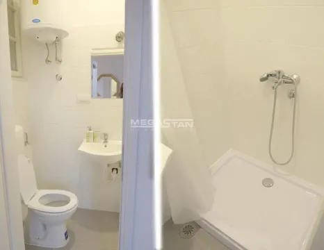 Manje kupatilo sa belim pločicama, umivaonikom, WC šoljom i tuš kabinom. - image 8
