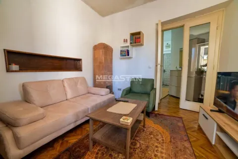 Dnevna soba sa garniturom, stočićem i TV-om. - image 4