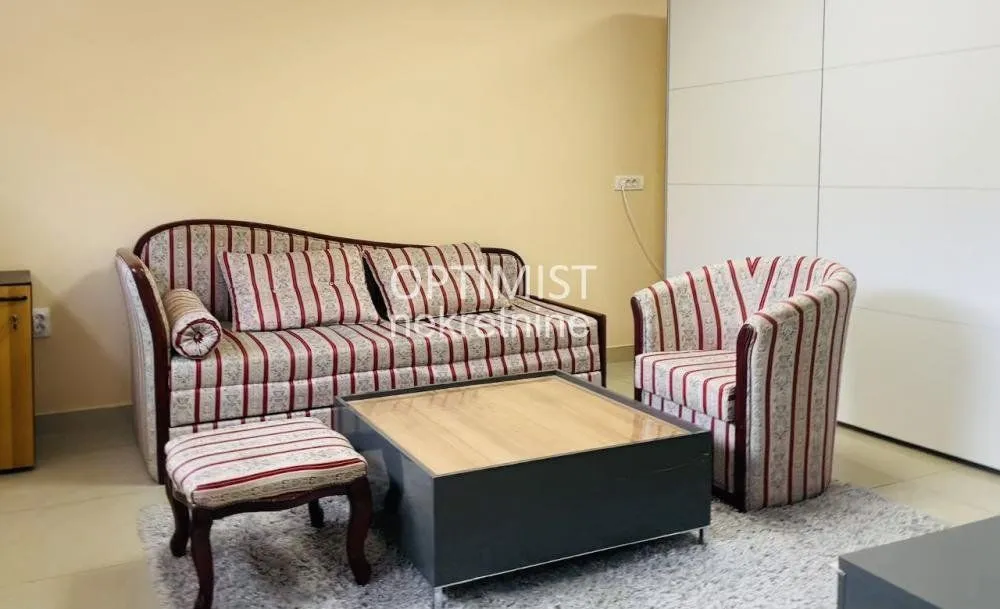 Izdavanje, jednosoban stan, 40m², Zemun Centar, Zemun Sve Podlokacije