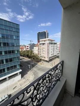 Pogled sa balkona na gradsku ulicu i okolne zgrade. - image 16