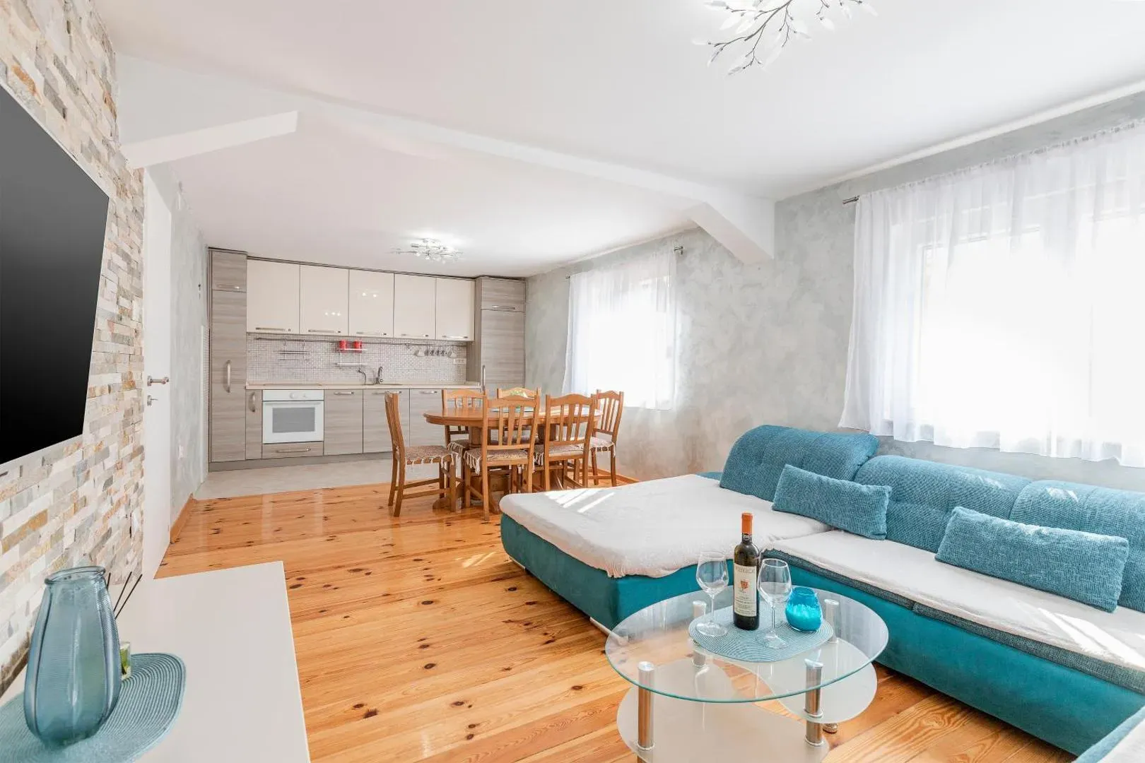Rent, two bedroom apartment, 70m², Dumidran, Tivat
