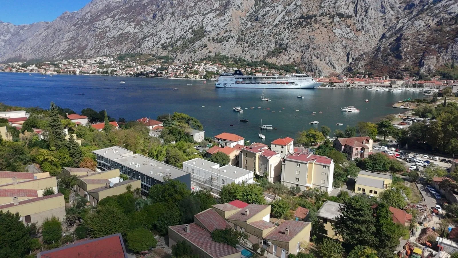 Pogled iz vazduha na zaliv, grad i planine.