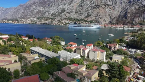 Pogled iz vazduha na zaliv, grad i planine. - image 13