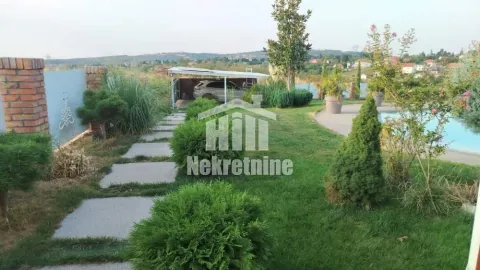 Uređeno dvorište sa stazom, zelenilom i bazenom. - image 12