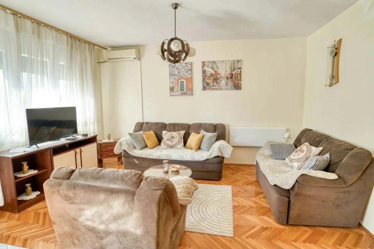 Izdavanje, dvosoban stan, 64m², Centar, Bar