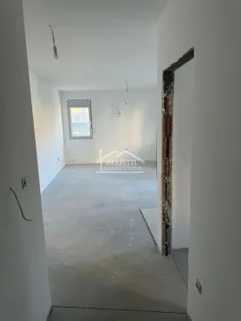 Pogled na praznu prostoriju u sivoj fazi sa prozorom i vratima. - image 6
