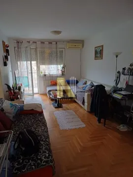 Dnevna soba sa garniturom i izlazom na terasu. - image 3