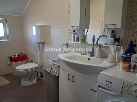 Kupatilo opremljeno umivaonikom, WC šoljom i veš mašinom. - image 26