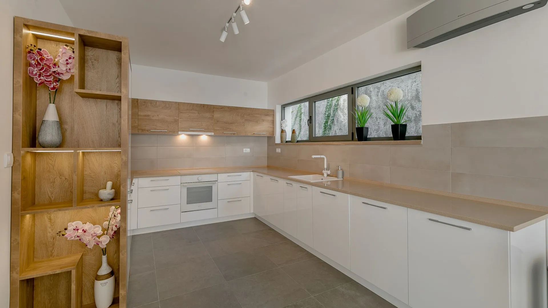 Prodaja, kuća, 282m², Njivice, Herceg Novi