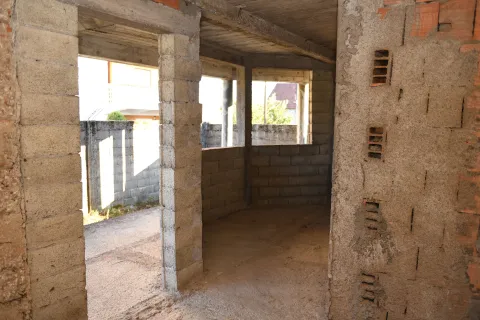 Unutrašnjost objekta u izgradnji sa grubim zidovima i betonskim stubovima. - image 5