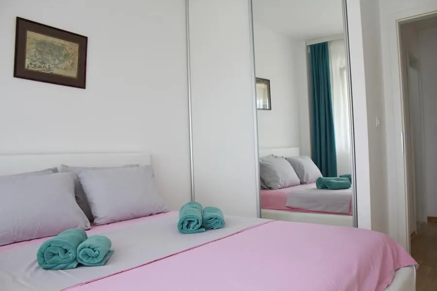 Izdavanje, trosoban stan, 120m², Centar, Budva