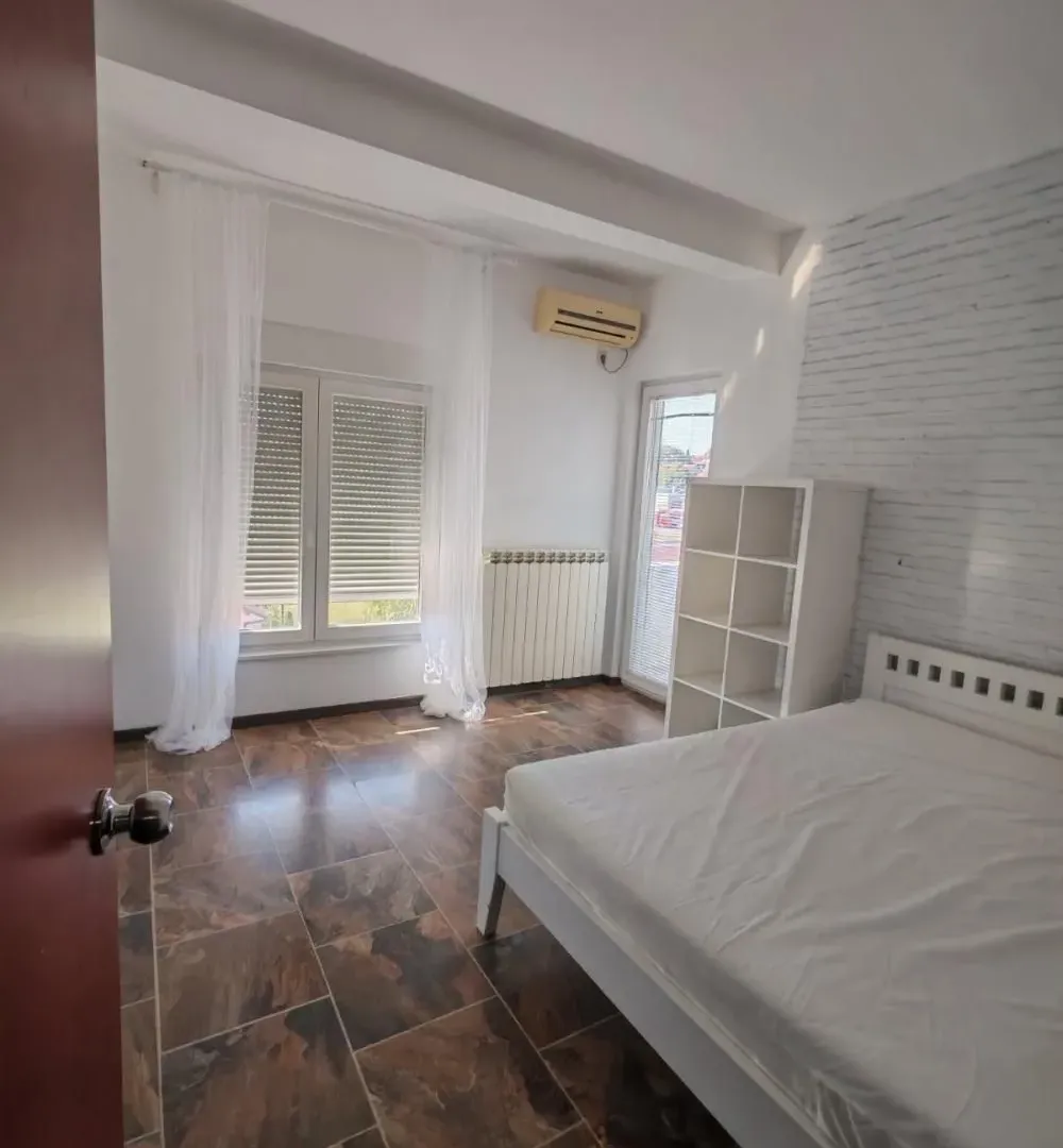 Izdavanje, četvorosoban stan, 120m², Petlovo Brdo, Beograd