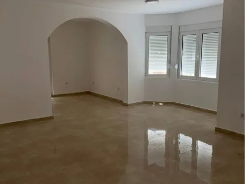 Rent, house, 500m², Stari Aerodrom, Podgorica - image 2