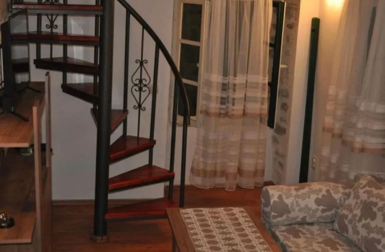 Izdavanje, jednosoban stan, 40m², Stari Grad Kotor, Kotor