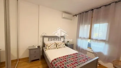 Nameštena spavaća soba sa bračnim krevetom, noćnim stočićem i prozorom sa zavesama. - image 13