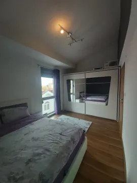 Spavaća soba sa bračnim krevetom, velikim ormarom i prozorom. - image 2