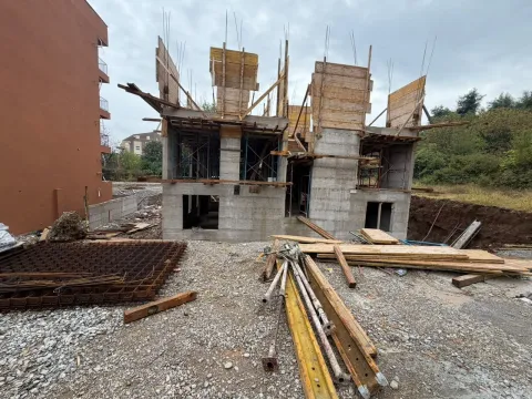 Pogled na zgradu u izgradnji sa betonskom konstrukcijom i skelama. - image 6