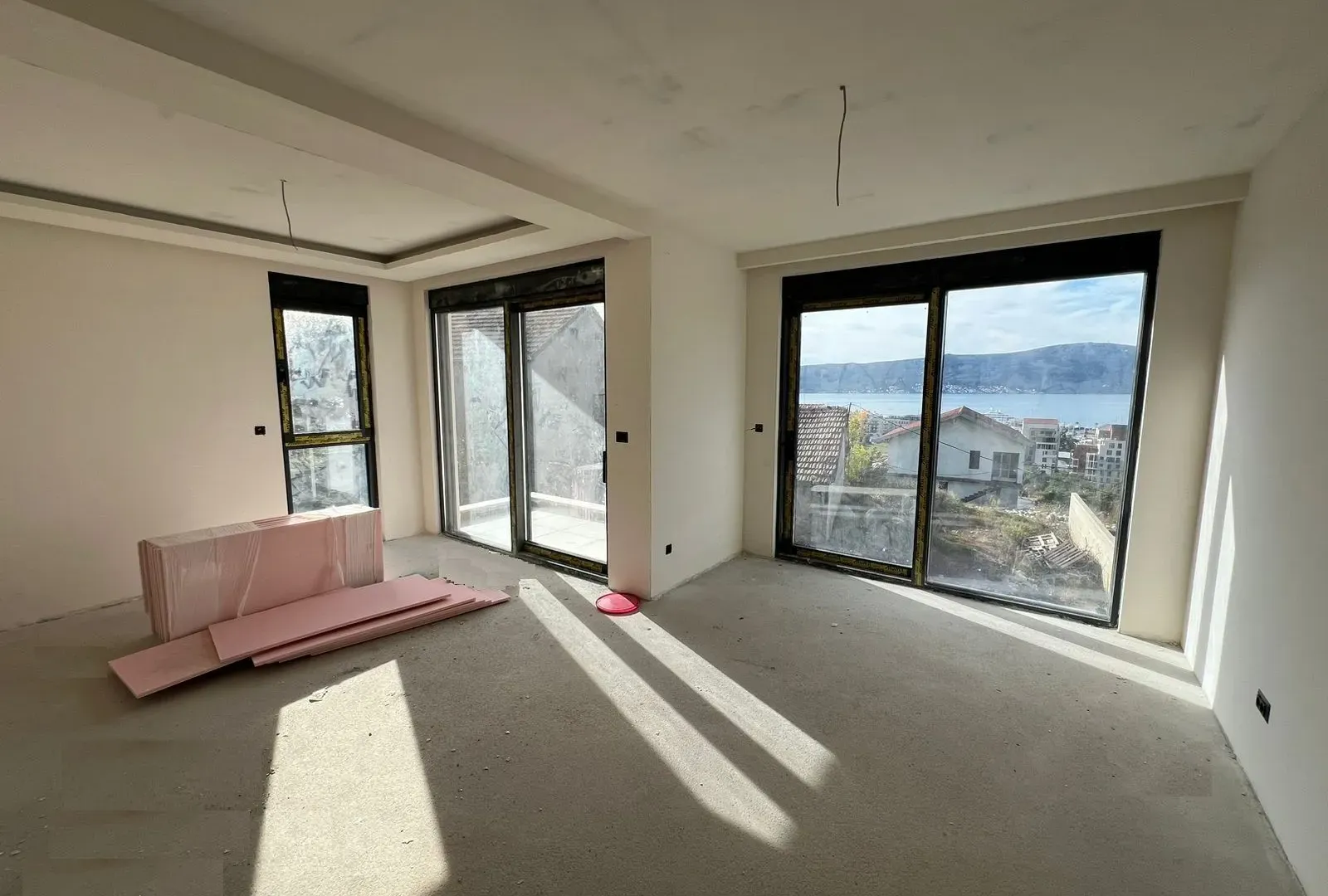 Prodaja, četvorosoban stan, 126m², Tivat, Crna Gora