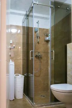 Kupatilo sa tuš kabinom i toaletom. - image 12