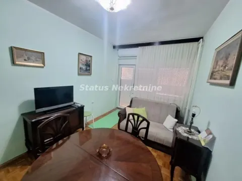 Dnevna soba sa garniturom, trpezarijskim stolom i televizorom. - image 10