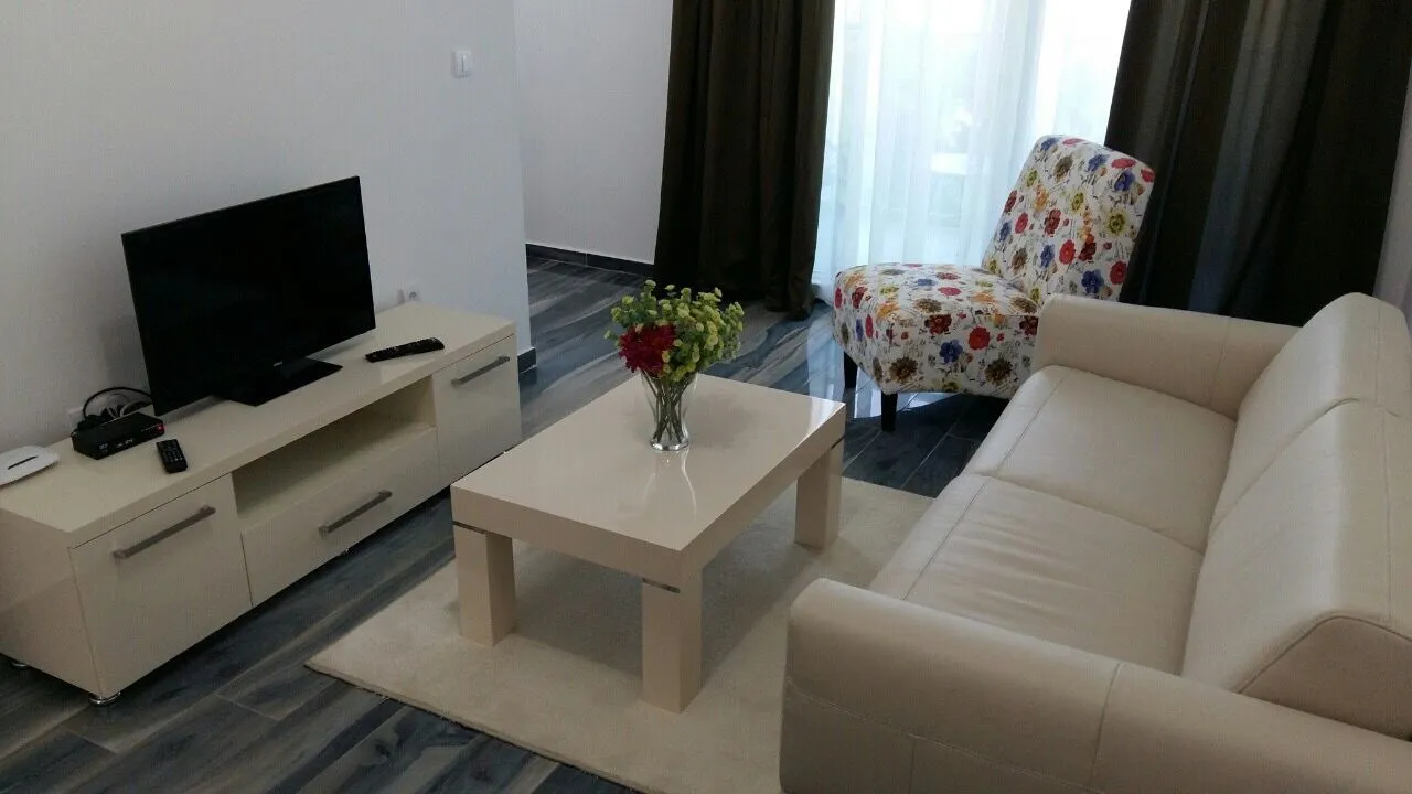 Dnevna soba sa garniturom, TV komodom i stočićem.
