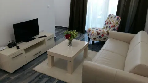 Dnevna soba sa garniturom, TV komodom i stočićem. - image 10