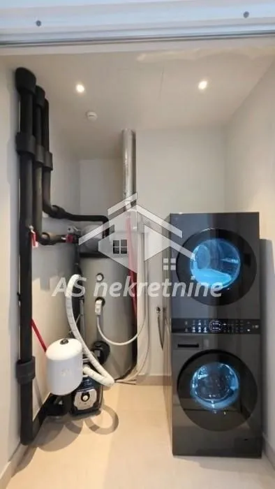 Izdavanje, trosoban stan, 90m², Savski Venac, Beograd