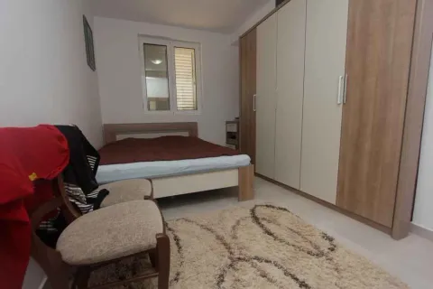 Jednostavno namještena spavaća soba sa bračnim krevetom i velikim ormarom. - image 17