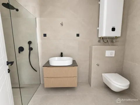 Moderne kupatilo sa tuš kabinom, umivaonikom i ugrađenom šoljom. - image 5