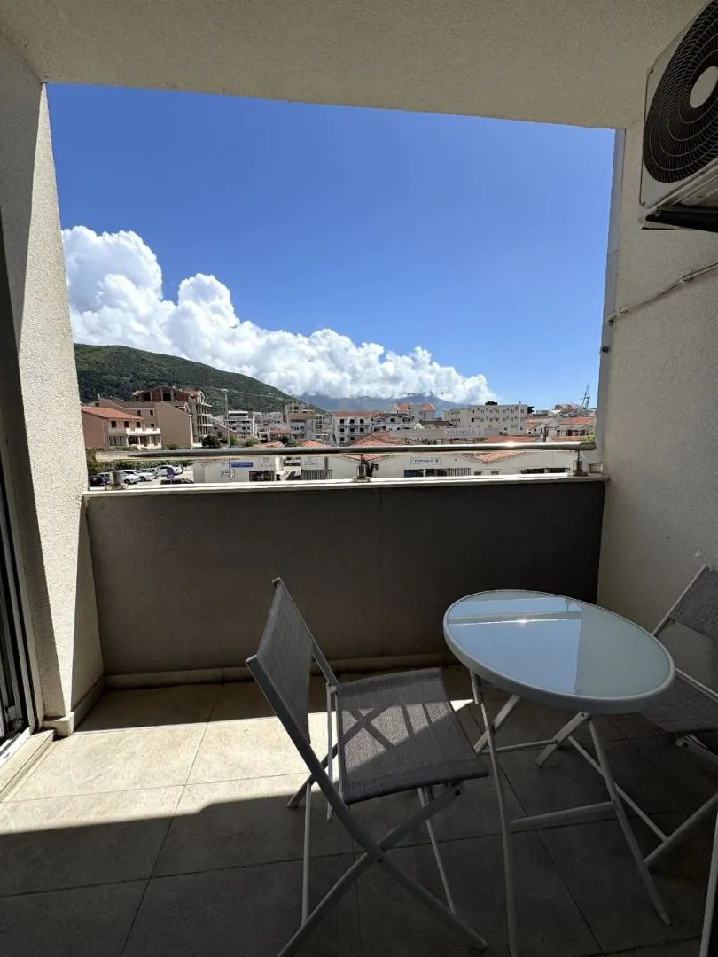 Izdavanje, jednosoban stan, 47m², Budva, Crna Gora