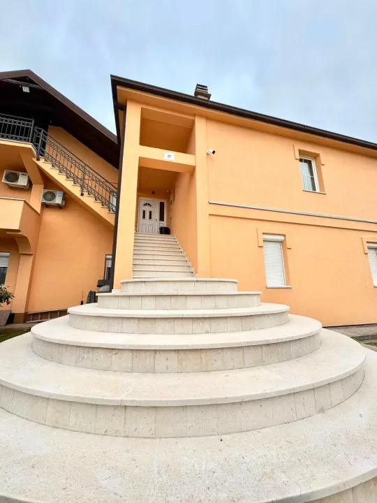 Rent, house, 200m², Gornja Gorica, Podgorica