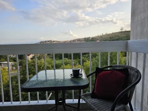 Manji balkon sa stolom, stolicom i pogledom na okolinu. - image 3