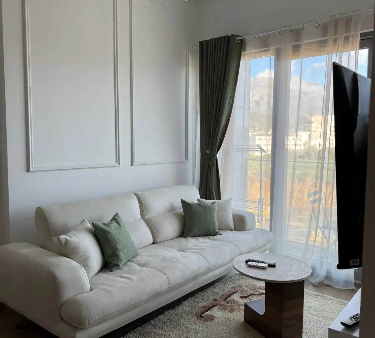 Bright living room with a sofa and access to the terrace.