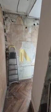Prostorija u fazi renoviranja sa ogoljenim zidovima i starim parketom. - image 6