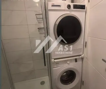 Kupatilo sa tuš kabinom i ugrađenom mašinom za pranje i sušenje veša. - image 8
