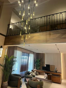 Prostrani dnevni boravak sa galerijom i modernim lusterom. - image 4