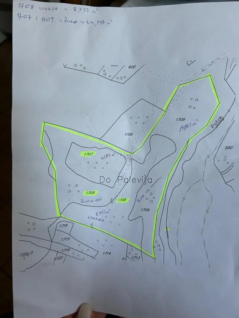 Katastarski plan sa ucrtanim parcelama i označenim površinama.